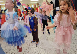 Maski, stroje i korony – dziś karnawał wymarzony … walentynkowo-karnawałowy bal – Grupa X .