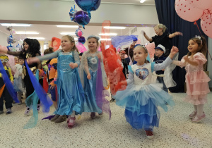 Maski, stroje i korony – dziś karnawał wymarzony … walentynkowo-karnawałowy bal – Grupa X .