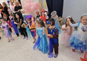 Maski, stroje i korony – dziś karnawał wymarzony … walentynkowo-karnawałowy bal – Grupa X .