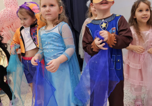 Maski, stroje i korony – dziś karnawał wymarzony … walentynkowo-karnawałowy bal – Grupa X .