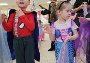 Maski, stroje i korony – dziś karnawał wymarzony … walentynkowo-karnawałowy bal – Grupa X .