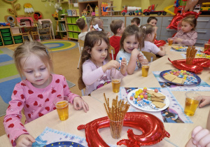 Maski, stroje i korony – dziś karnawał wymarzony … walentynkowo-karnawałowy bal – Grupa X .