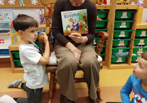 „Czytanie łączy pokolenia”- projekt czytelniczy w gr. XII