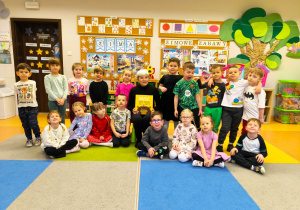 „Czytanie łączy pokolenia”- projekt czytelniczy w gr. XII