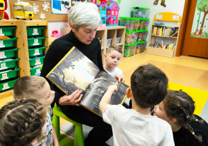 „Czytanie łączy pokolenia”- projekt czytelniczy w gr. XII