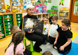 „Czytanie łączy pokolenia”- projekt czytelniczy w gr. XII