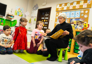 „Czytanie łączy pokolenia”- projekt czytelniczy w gr. XII