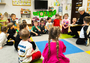 „Czytanie łączy pokolenia”- projekt czytelniczy w gr. XII