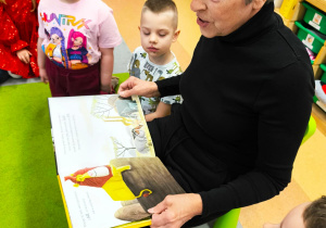 „Czytanie łączy pokolenia”- projekt czytelniczy w gr. XII