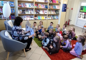 W bibliotece gościliśmy – wielki świat książek odkryliśmy - grupa X.