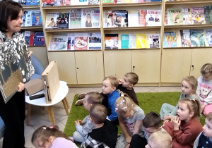 W bibliotece gościliśmy – wielki świat książek odkryliśmy - grupa X.