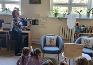 W bibliotece gościliśmy – wielki świat książek odkryliśmy - grupa X.