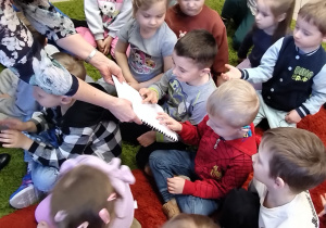 W bibliotece gościliśmy – wielki świat książek odkryliśmy - grupa X.