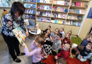 W bibliotece gościliśmy – wielki świat książek odkryliśmy - grupa X.