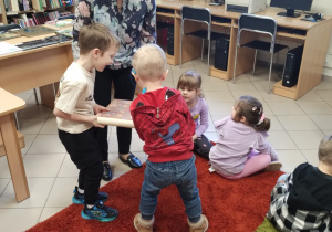 W bibliotece gościliśmy – wielki świat książek odkryliśmy - grupa X.