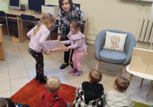 W bibliotece gościliśmy – wielki świat książek odkryliśmy - grupa X.