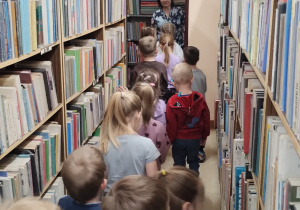 W bibliotece gościliśmy – wielki świat książek odkryliśmy - grupa X.