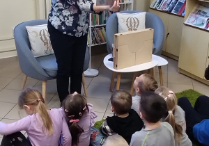 W bibliotece gościliśmy – wielki świat książek odkryliśmy - grupa X.