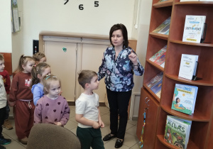 W bibliotece gościliśmy – wielki świat książek odkryliśmy - grupa X.