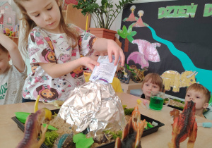 "Tajemnice prehistorycznego świata dinozaurów"-czyli projekt edukacyjny w grupie II