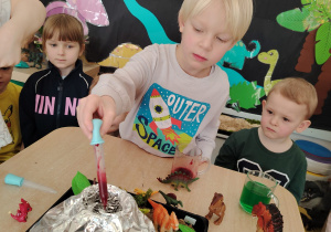 "Tajemnice prehistorycznego świata dinozaurów"-czyli projekt edukacyjny w grupie II