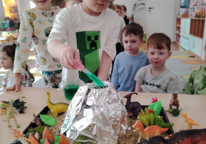 "Tajemnice prehistorycznego świata dinozaurów"-czyli projekt edukacyjny w grupie II