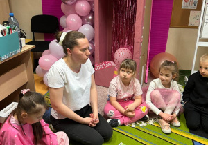 "Herbaciana niespodzianka"- Dzień Kobiet w gr. VI