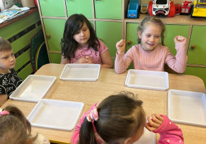 "Herbaciana niespodzianka"- Dzień Kobiet w gr. VI