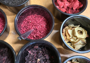 "Herbaciana niespodzianka"- Dzień Kobiet w gr. VI