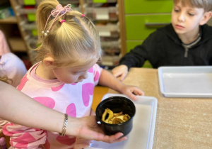 "Herbaciana niespodzianka"- Dzień Kobiet w gr. VI