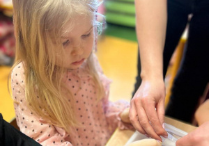 "Herbaciana niespodzianka"- Dzień Kobiet w gr. VI