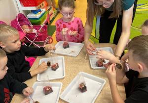 "Herbaciana niespodzianka"- Dzień Kobiet w gr. VI