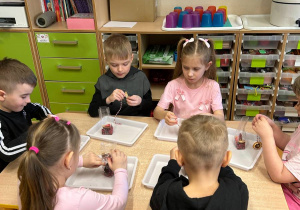 "Herbaciana niespodzianka"- Dzień Kobiet w gr. VI