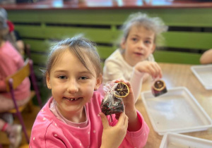 "Herbaciana niespodzianka"- Dzień Kobiet w gr. VI