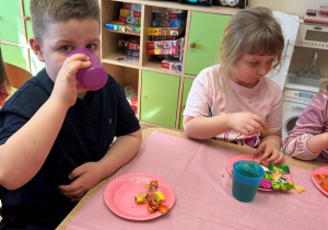 "Herbaciana niespodzianka"- Dzień Kobiet w gr. VI