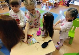 Salon pięknych fryzur w grupie X na DZIEŃ KOBIET