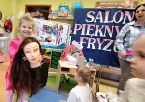 Salon pięknych fryzur w grupie X na DZIEŃ KOBIET