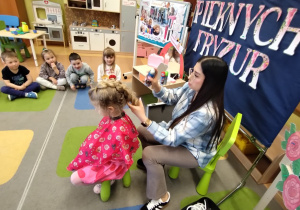 Salon pięknych fryzur w grupie X na DZIEŃ KOBIET