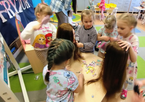 Salon pięknych fryzur w grupie X na DZIEŃ KOBIET