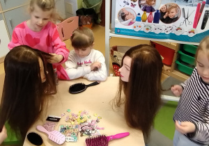 Salon pięknych fryzur w grupie X na DZIEŃ KOBIET