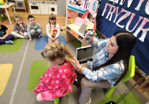 Salon pięknych fryzur w grupie X na DZIEŃ KOBIET