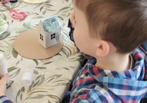 ZAJĄCZKOWE MIASTECZKO I MAGICZNE JAJO – Wielkanocne Warsztaty grupy X w Głodnie.