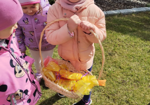 ZAJĄCZKOWE MIASTECZKO I MAGICZNE JAJO – Wielkanocne Warsztaty grupy X w Głodnie.