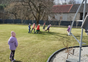 ZAJĄCZKOWE MIASTECZKO I MAGICZNE JAJO – Wielkanocne Warsztaty grupy X w Głodnie.