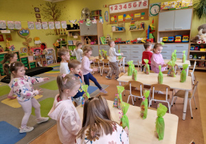 ZAJĄCZKOWE MIASTECZKO I MAGICZNE JAJO – Wielkanocne Warsztaty grupy X w Głodnie.