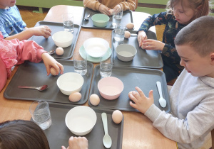 ,,Eksperymenty z jajkiem” - Wielkanocne warsztaty z KidsLab w grupie V