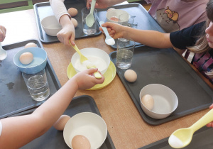 ,,Eksperymenty z jajkiem” - Wielkanocne warsztaty z KidsLab w grupie V