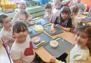 ,,Eksperymenty z jajkiem” - Wielkanocne warsztaty z KidsLab w grupie V