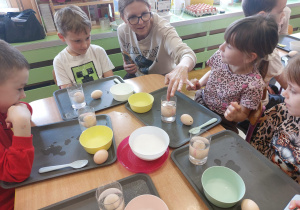 ,,Eksperymenty z jajkiem” - Wielkanocne warsztaty z KidsLab w grupie V