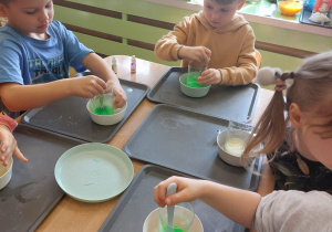 ,,Eksperymenty z jajkiem” - Wielkanocne warsztaty z KidsLab w grupie V